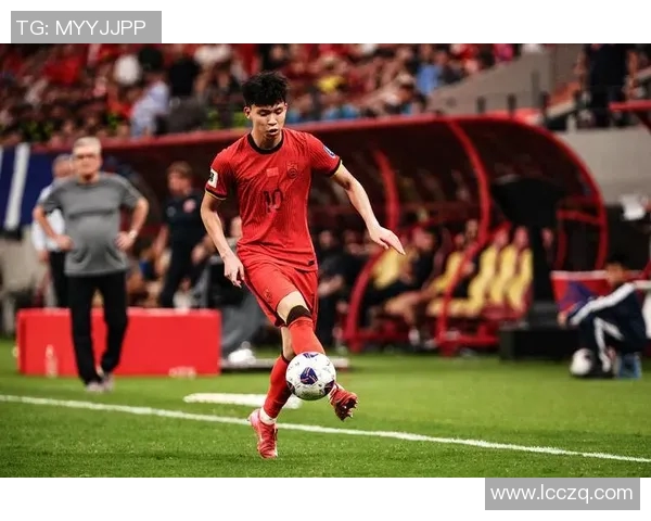 王钰栋精彩内切射门助力球队逆转胜利展现超凡球技